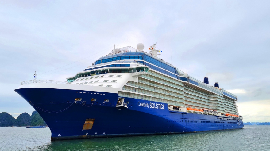 Two cruise ships bring nearly 3,400 European, American tourists to Ha Long